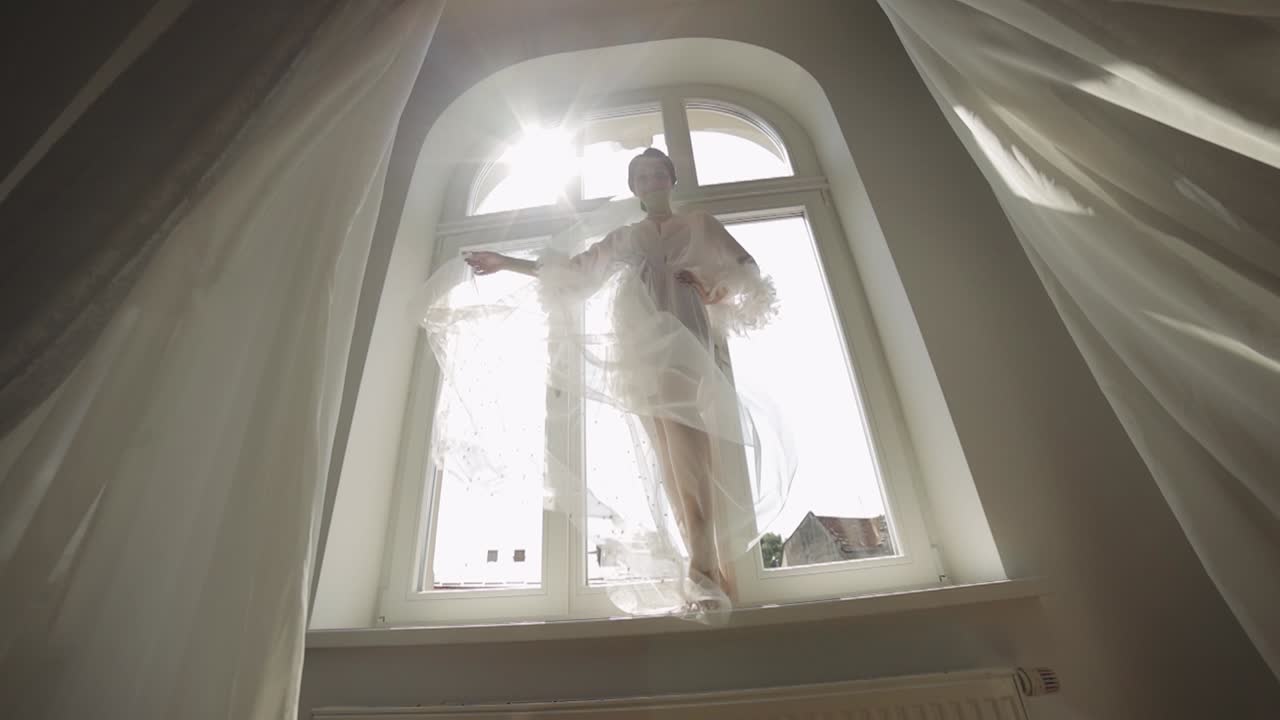 부도어 드레스를 입은 신부 창문 앞에 앉아 결혼식 아침 준비 밤 드레스, 베일을 입은 여성