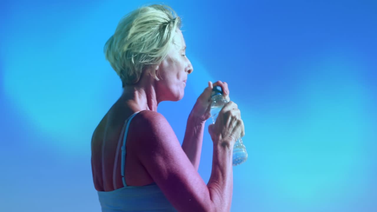 animación de luces azules sobre mujeres caucásicas bebiendo agua