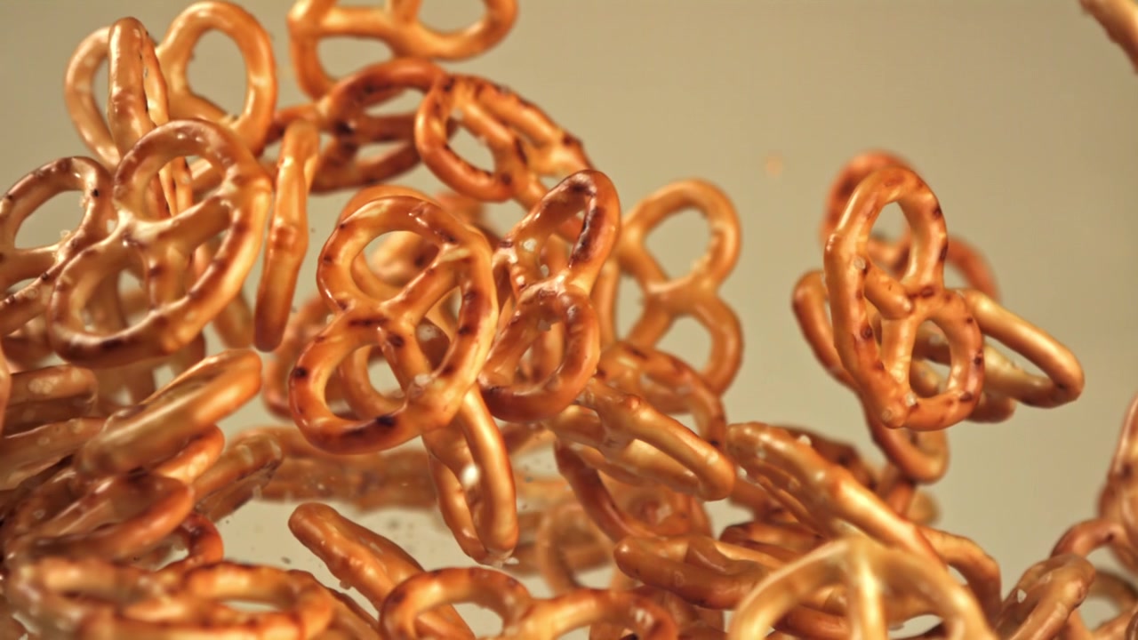 Gyldne saltkringler stiger og falder i slowmotion