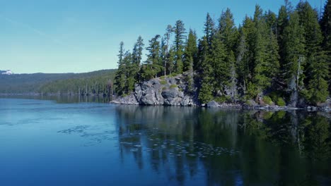 blick auf den felsigen punkt beim flug über den odell lake im willamette valley in oregon