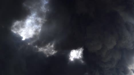 el humo negro se eleva hacia el cielo. un gran incendio químico en un edificio de fábrica. un espeso humo negro cubre el cielo. 4k