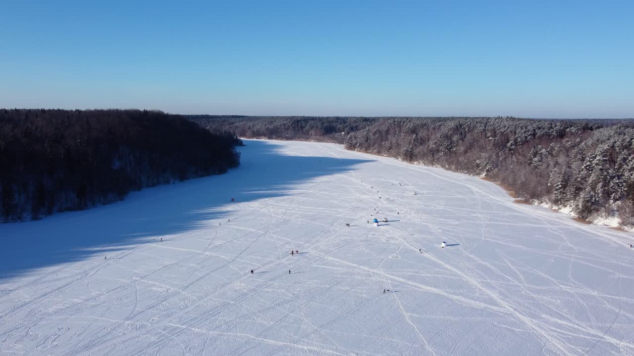 Wznoszące ujęcie z drona nad zamarzniętym jeziorem w Wilnie, Litwa