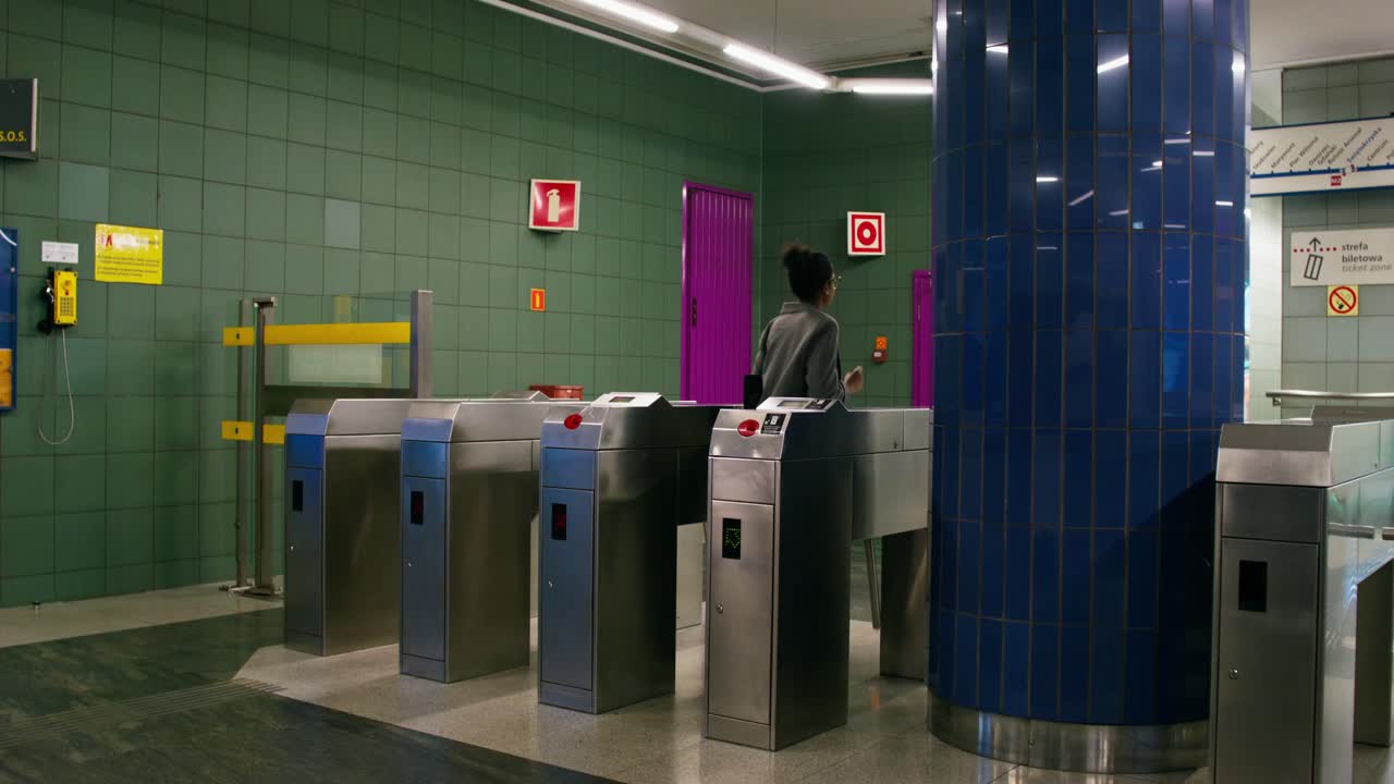 mujer entrando en la estación de metro