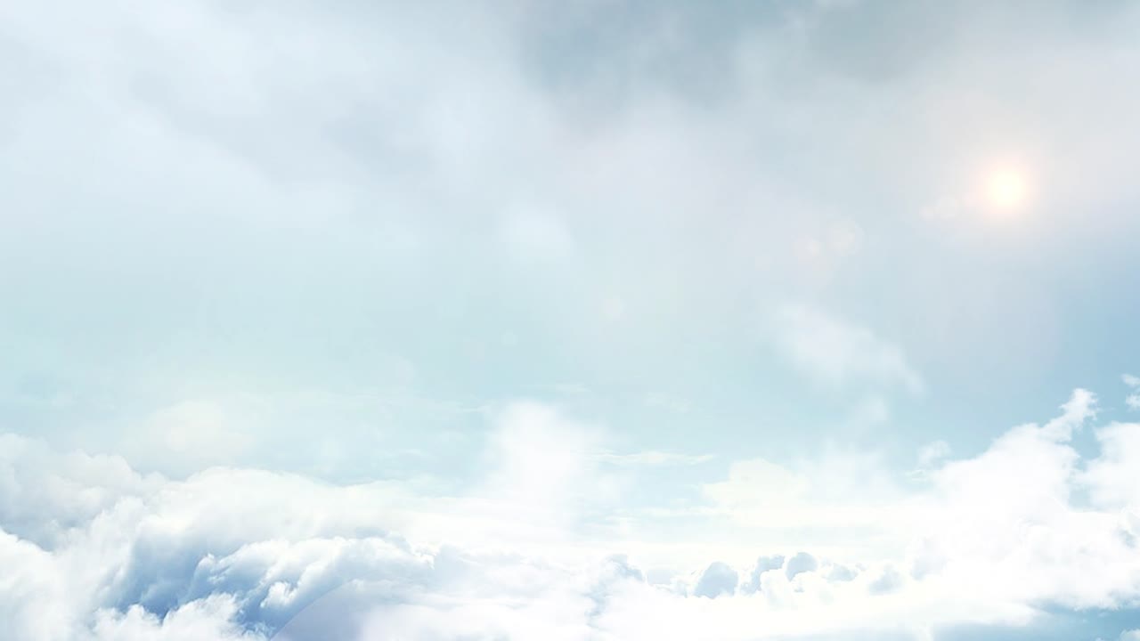 푸른 하늘을 배경으로 짙은 흰 구름으로 뒤덮인 햇빛의 저속
