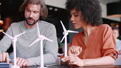 pareja de negocios trabajando en una turbina eólica