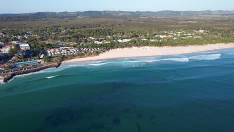 Vista-Aérea-Sobre-La-Playa-Principal-De-Pertenencia,-Byron-Bay-En-Nueva-Gales-Del-Sur,-Australia---Disparo-De-Drone