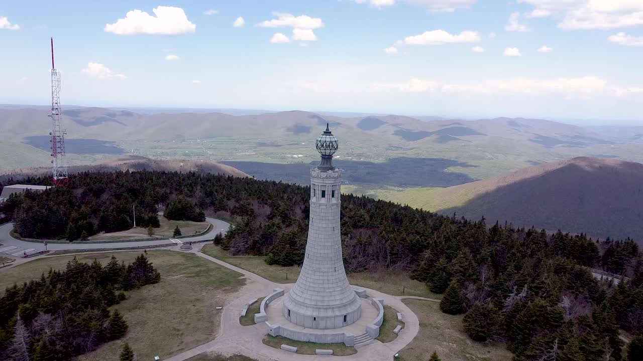 аэрофотосъемка башни военного мемориала на вершине горы