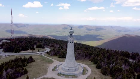 imágenes aéreas de la torre conmemorativa de guerra en la cumbre del monte