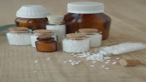 pequeñas pastillas blancas en botellas vintage