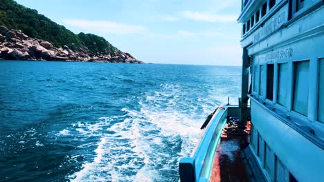 barco navegando en el mar azul profundo alrededor de la hermosa isla de koh tao en tailandia - cámara lenta