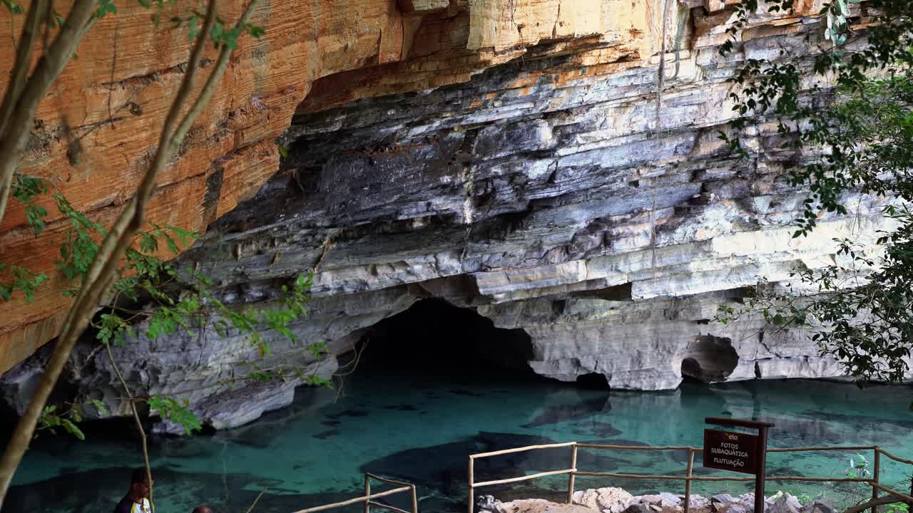 놀라운 회색을 드러내는 와이드 샷 아래로 기울이기