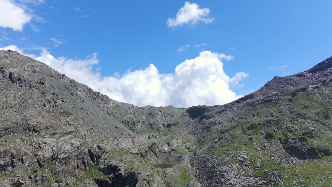 pequeño lago ubicado en las montañas de valmalenco en el norte de italia