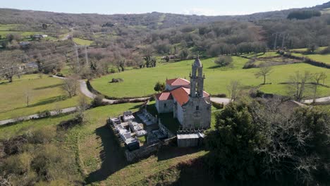 Drohnen-Lufttransportwagen-Zur-Kirche-Santa-Maria-De-Castrelo-Am-Mittag-Mit-Friedhof