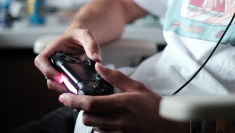 sesión de juego: juego intenso en un controlador de consola moderno