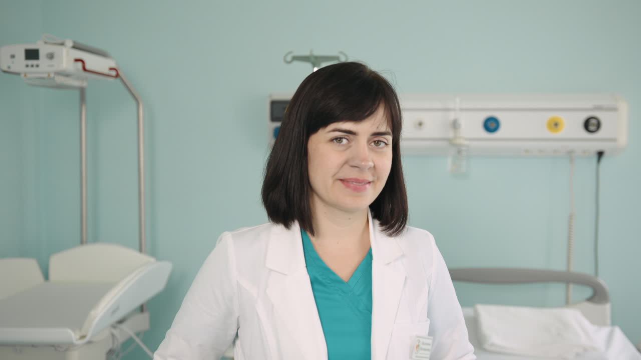 retrato de una doctora en una habitación del hospital