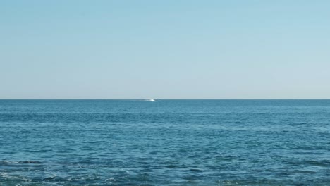 Una-Ballena-Saliendo-Del-Océano-En-La-Distancia