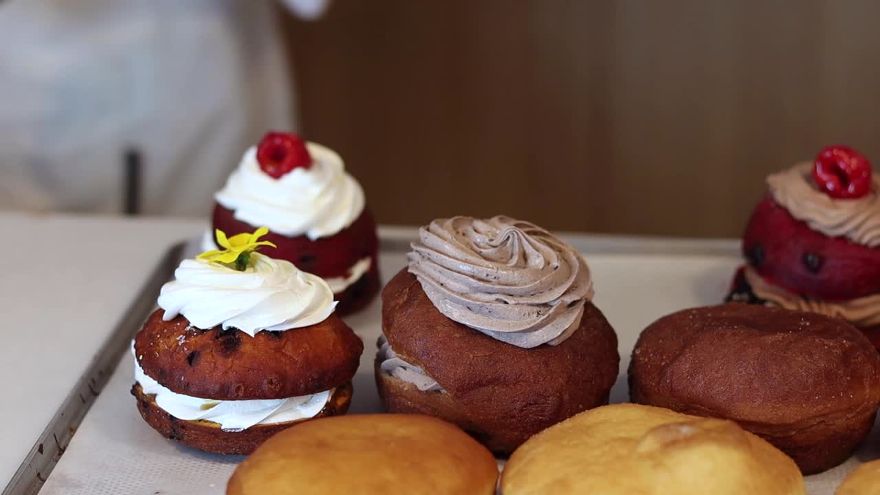 panadero decorando pasteles de esponja en la cocina