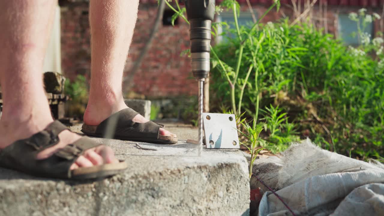 Foratura su cemento con trapano elettrico a filo