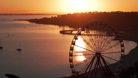 Silueta-Aérea-De-La-Playa-Oriental-De-Geelong-Durante-El-Amanecer-Dorado