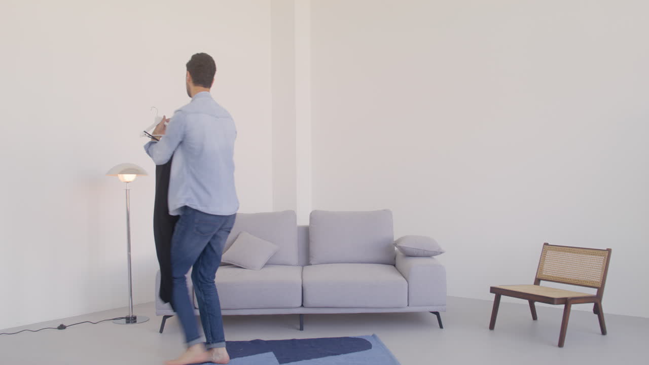 공원에서 몸을 풀고 어깨를 스트레칭하는 두 명의 행복한 예쁜 여성 선수