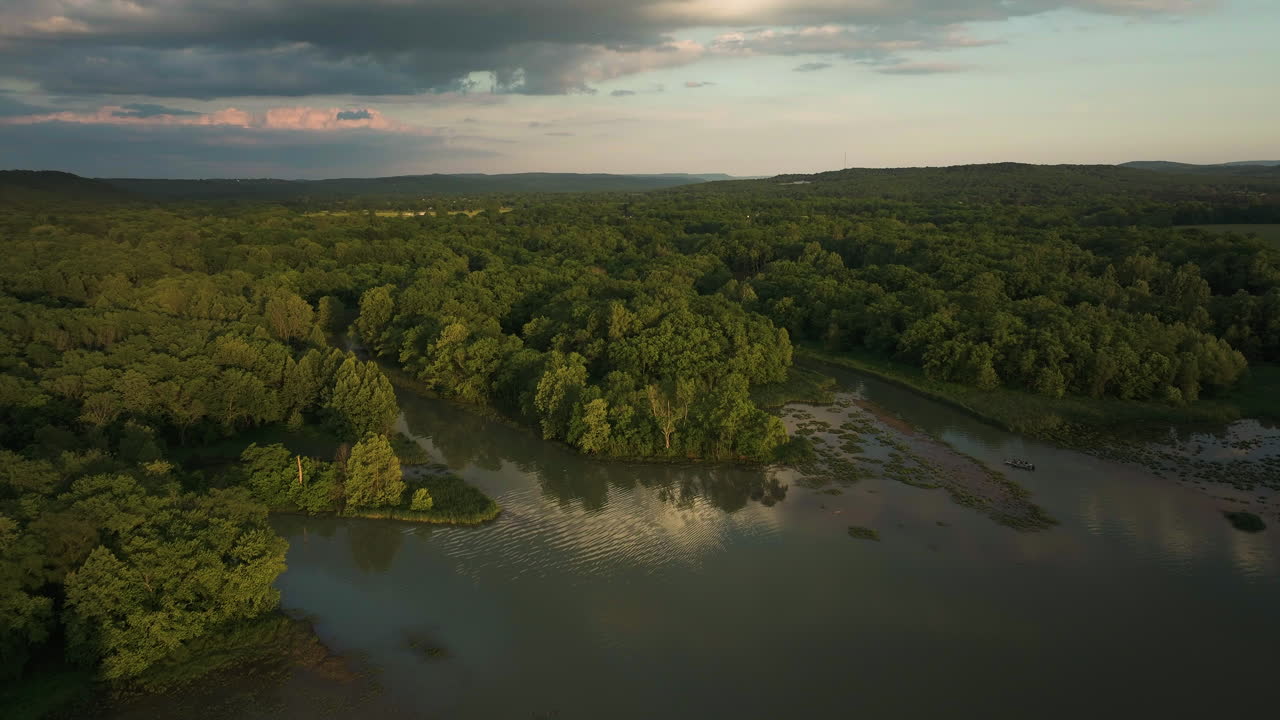 tarde en la tarde sobre el pintoresco lago sequoia en arkansas