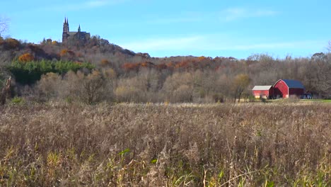 Bonito-Disparo-De-Establecimiento-De-Holy-Hill,-Un-Remoto-Monasterio-En-La-Zona-Rural-De-Wisconsin.