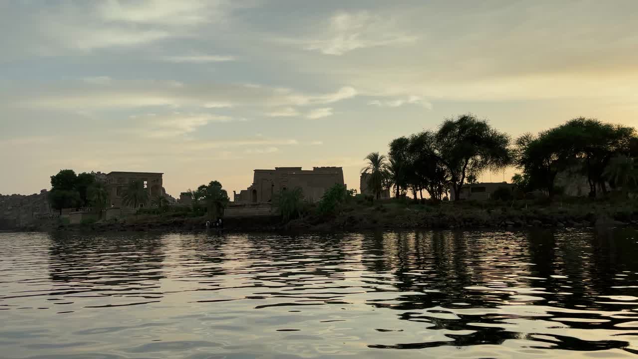 hermoso templo de philae a la luz del atardecer el hermoso templo de philae y los edificios grecorromanos se ven desde el río nilo un templo dedicado a isis, diosa del amor aswan egipto