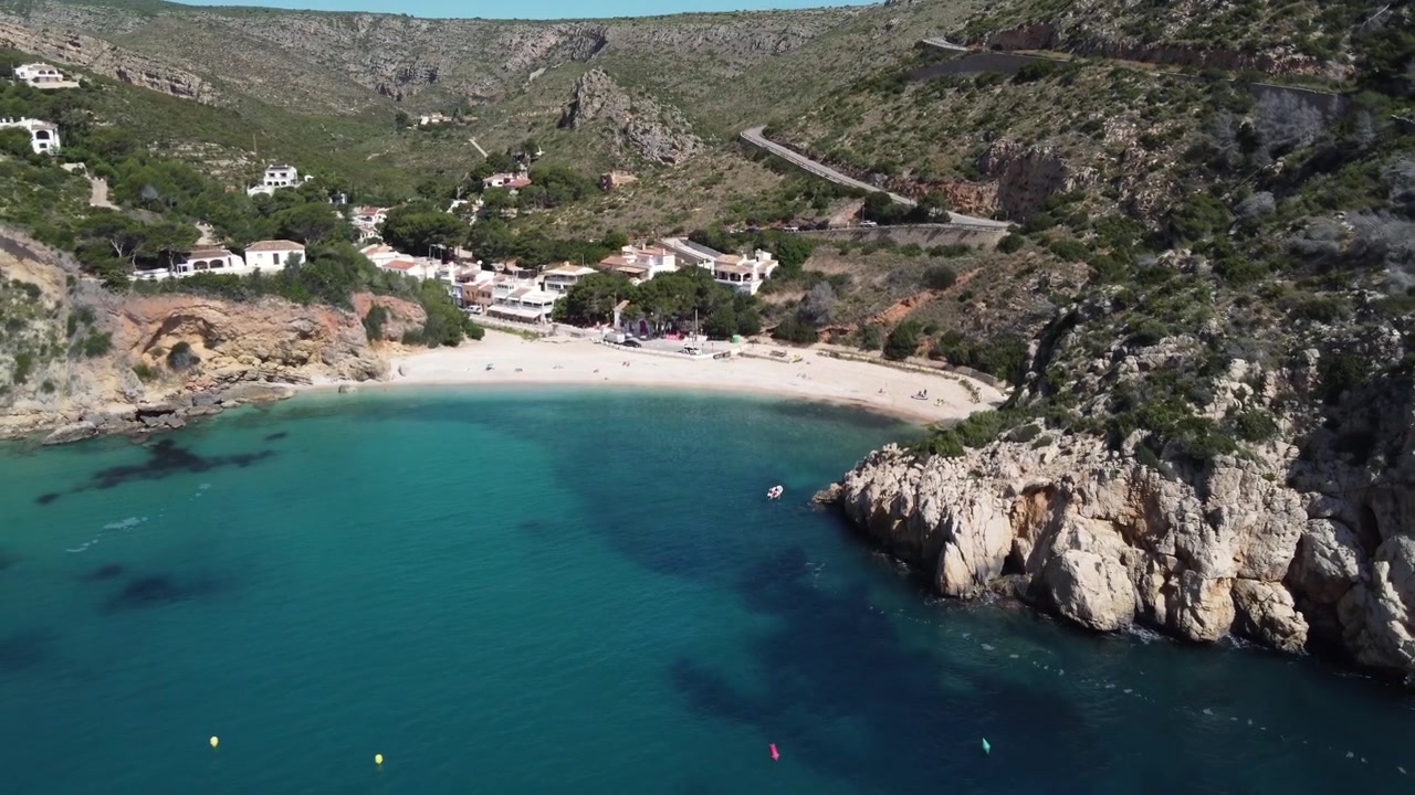 Volando via dalla spiaggia di Granadella, con belle viste sulle scogliere. Javea, Spagna.