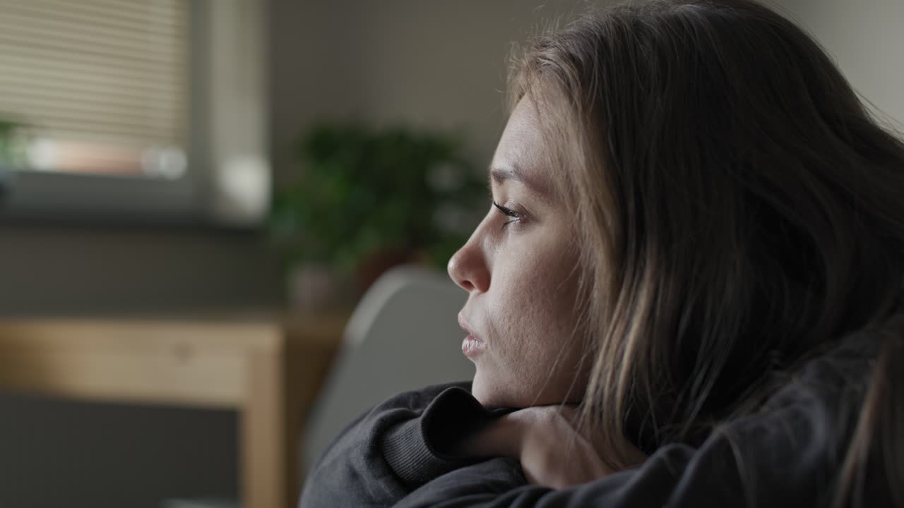Jovem caucasiana olhando para longe com depressão.