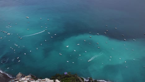 vista aérea del agua azul de la costa de positano con muchos barcos en verano caluroso