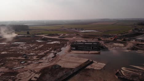 vuelo aéreo sobre nuevas construcciones de sitio de desarrollo en el campo
