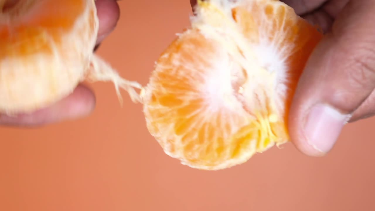 오렌지 부분 을 손 으로 어 먹는 것