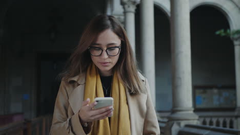 estudiante recibiendo malas noticias en el teléfono inteligente