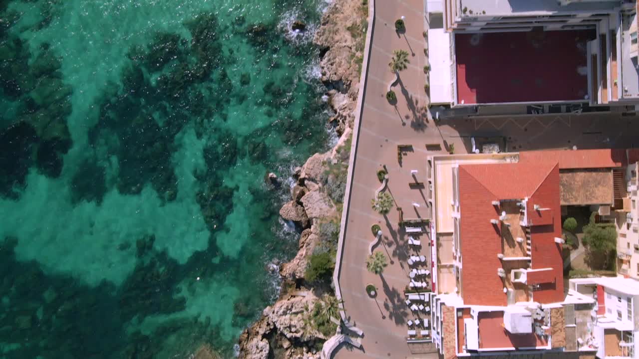 experimente la impresionante belleza y el animado ambiente de cala rajada, mallorca. disfrute de la impresionante costa, los cafés locales y la vibrante comunidad alrededor de cala gat.