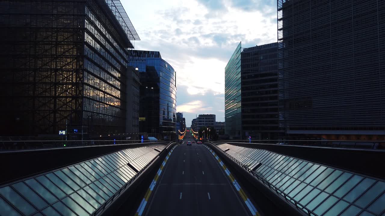 Autos, die abends im Verkehr in Brüssel, Belgien unterwegs sind