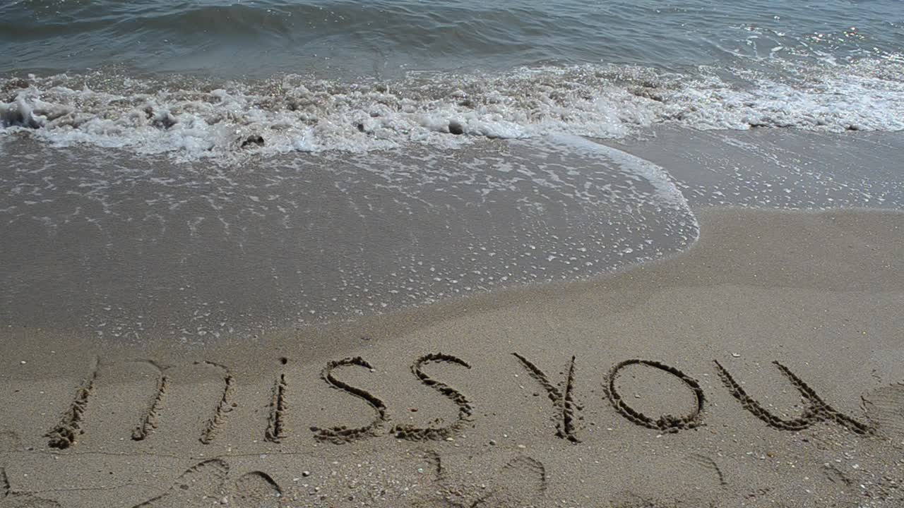 MI MANCHI, messaggio grafico astratto e creativo per il tuo design estivo. Scatto sulla spiaggia.