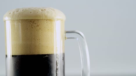 vista de cerca de la cabeza de la pinta de cerveza para st patrick