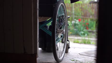 mujer muy vieja en silla de ruedas