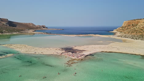 playa tranquila con aguas claras de color turquesa y costa rocosa al mediodía