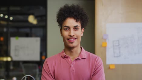 Retrato-De-Un-Feliz-Hombre-De-Negocios-Birracial-Mirando-La-Cámara-En-La-Oficina