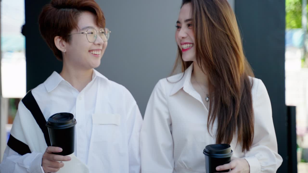 레즈비언 커플은 공공장소에서 달합니다. 커플이 걸어서 손을 잡고, lgbtq 성 개념이 공공장소에 표현됩니다.