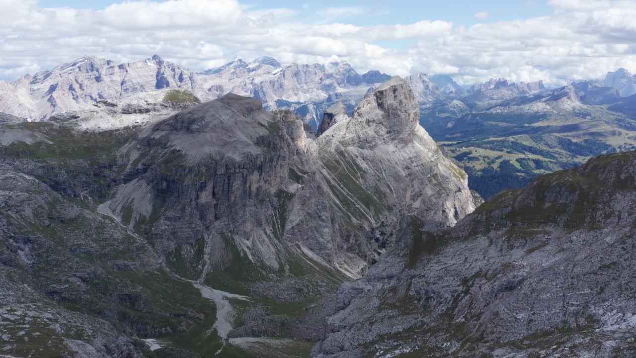 vista de drones de la cordillera de los dolomitas en italia que es parte de los alpes de piedra caliza del sur