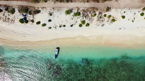 Weißer-Sandstrand-An-Einem-Versteckten-Ort-Einer-Abgelegenen-Tropischen-Insel,-Touristen,-Die-Mit-Dem-Boot-Auf-Dem-Kristallklaren-Meerwasser-Der-Philippinen-Segeln