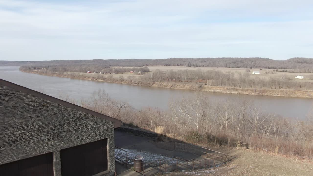 버려진 롯지를 드러내기 위해 돌아가는 공중 드론 영상