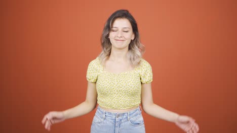 Mujer-Joven-Mirando-A-La-Cámara-Con-Una-Expresión-Negativa.