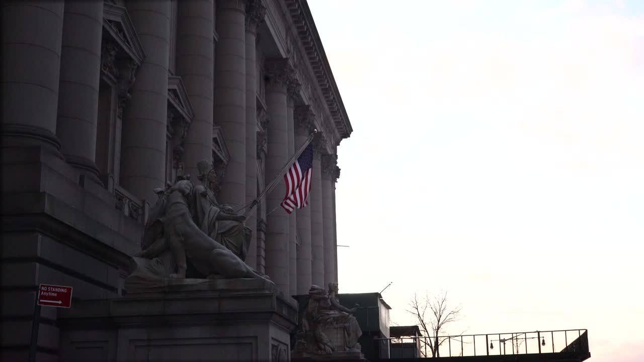 Bandiera degli Stati Uniti che sventola di fronte all'edificio