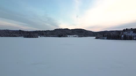 Durchqueren-Sie-Den-Bezaubernden,-Schneebedeckten-Wald,-In-Dem-Jeder-Ast-Zart-Mit-Einer-Unberührten-Schneeschicht-Geschmückt-Ist-Und-Eine-Magische-Atmosphäre-Schafft,-Die-Sie-In-Ein-Reich-Der-Ruhe-Entführt