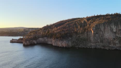 Vista-Aérea-De-Palisade-Head,-La-Costa-Superior-Del-Lago-En-La-Costa-Norte-De-Minnesota-Durante-La-Hora-Dorada,-Paisaje-Maravilloso,-Visitar-Minnesota-Solo-En-Mn