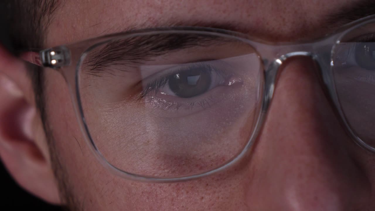 reflexión de codificación informática sobre las especificaciones de un desarrollador, primer plano