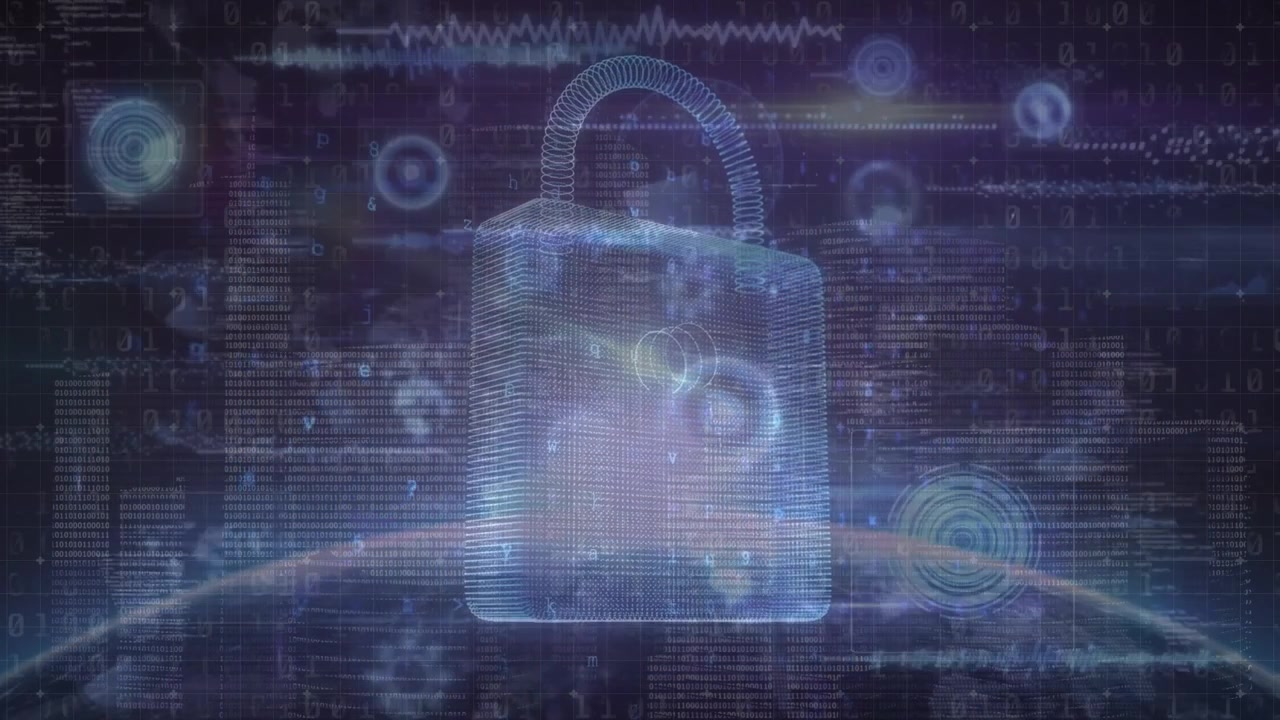 Animazione di uno scudo digitale su elaborazione dati su sfondo blu navy.